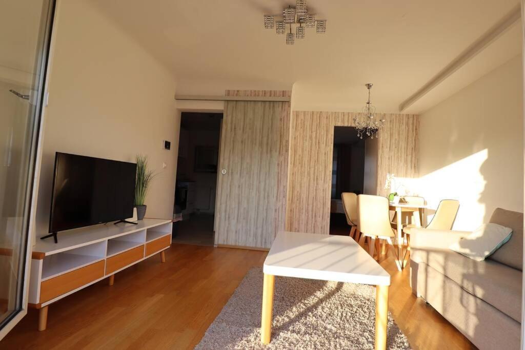 Apartamento Brilliant View: Balcony Home, Modern, Stylish And Newly Renovated Viena
