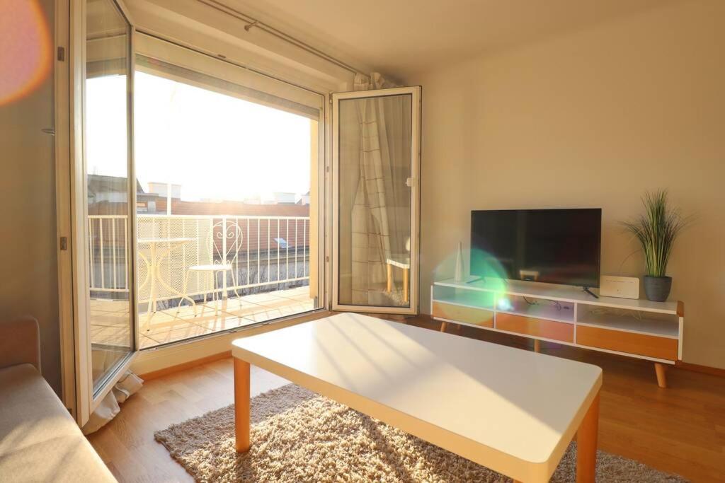 Brilliant View: Balcony Home, Modern, Stylish And Newly Renovated Apartamento Viena