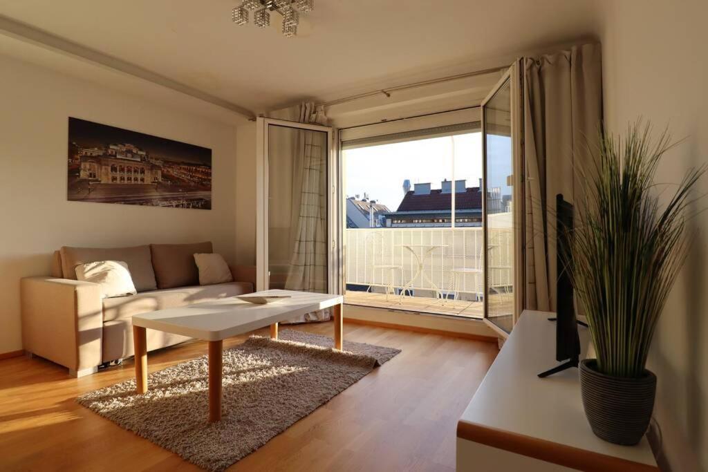 Brilliant View: Balcony Home, Modern, Stylish And Newly Renovated Apartamento Viena