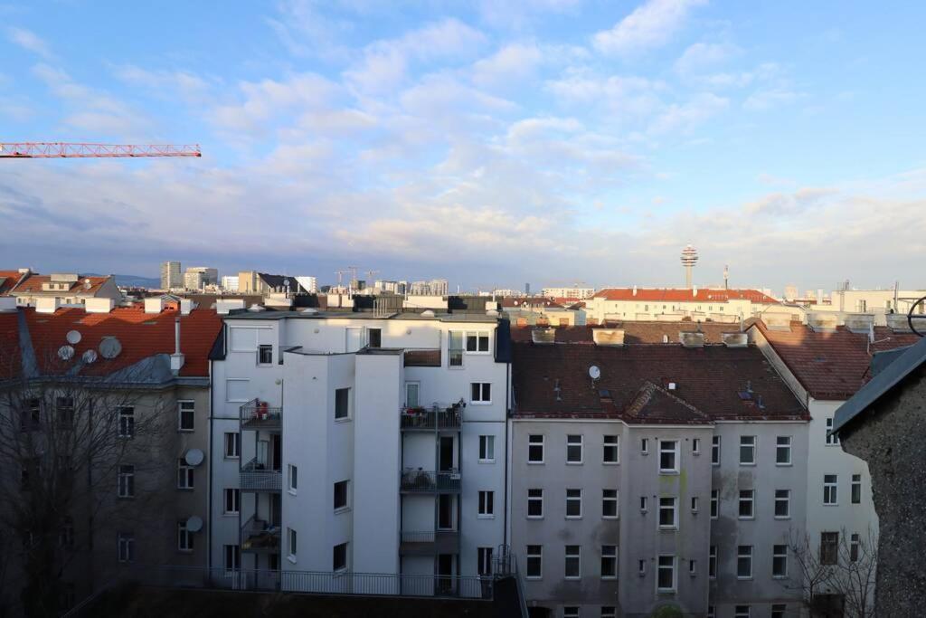 Brilliant View: Balcony Home, Modern, Stylish And Newly Renovated Apartamento Viena